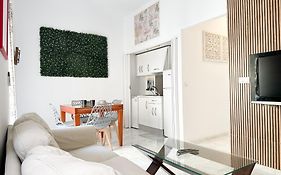 Central Cozy Budget 2Br Apt With Ac, 1 Bath, Private Parking Opt